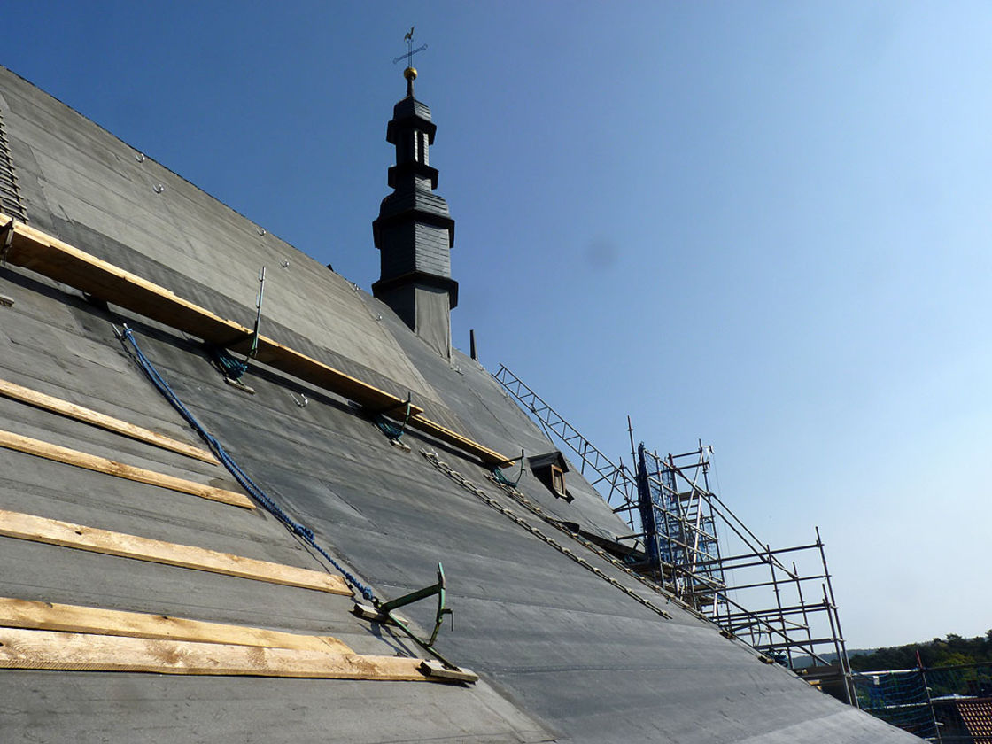 Dacharbeiten an St. Crescentius (Foto: Karl-Franz Thiede)